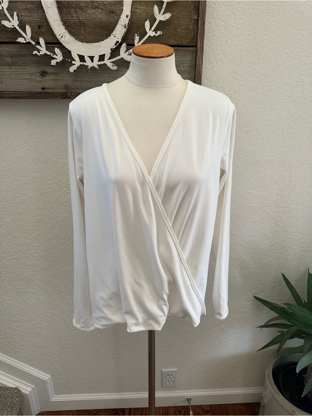 Lululemon Full Freedom White Wrap-Front Women's Stretchy athletic Top size 10